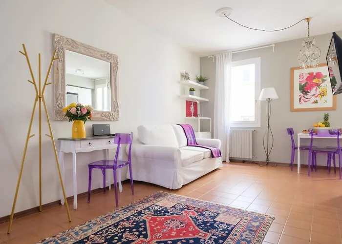 Station - Large In The Historic Centre Bolonya